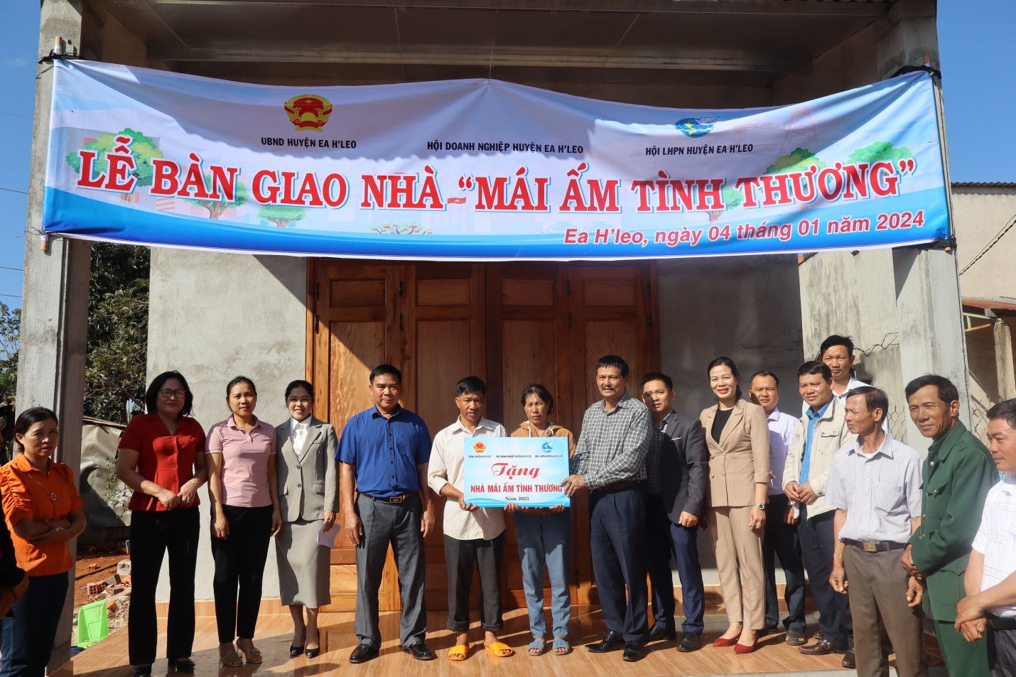 Bàn giao Nhà “mái ấm tình thương” cho hộ nghèo tại thôn 2a, xã Ea H’Leo